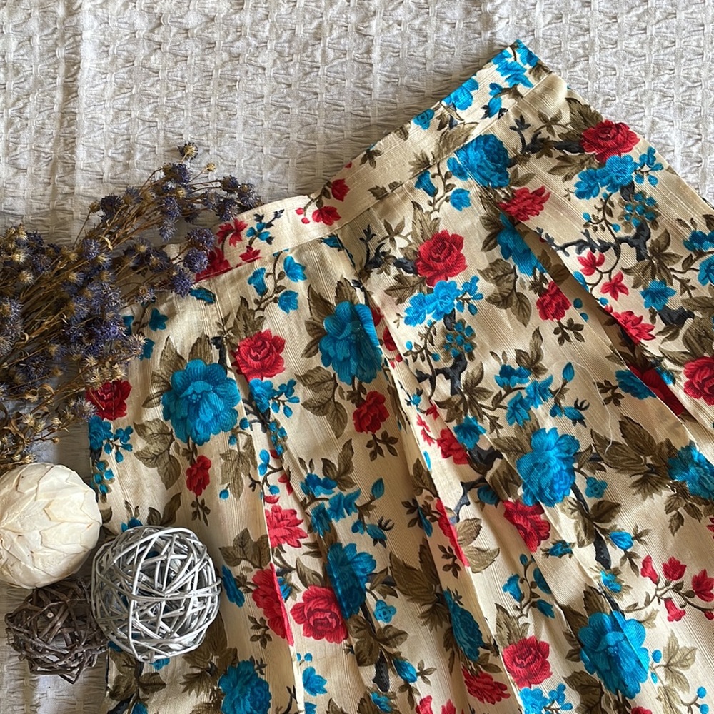 Floral skirt with pleats - knee length - Picture 2 of 4